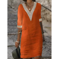 Alma™ | Midi kjole med V-udskæring og kontrastdetailler i blonder